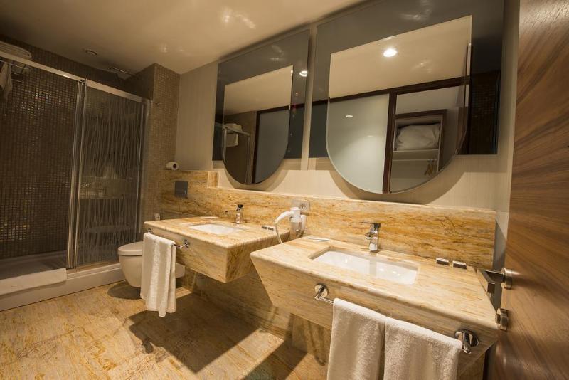 Ramada By Wyndham Gemli̇K Hotel Gemlik Exterior foto
